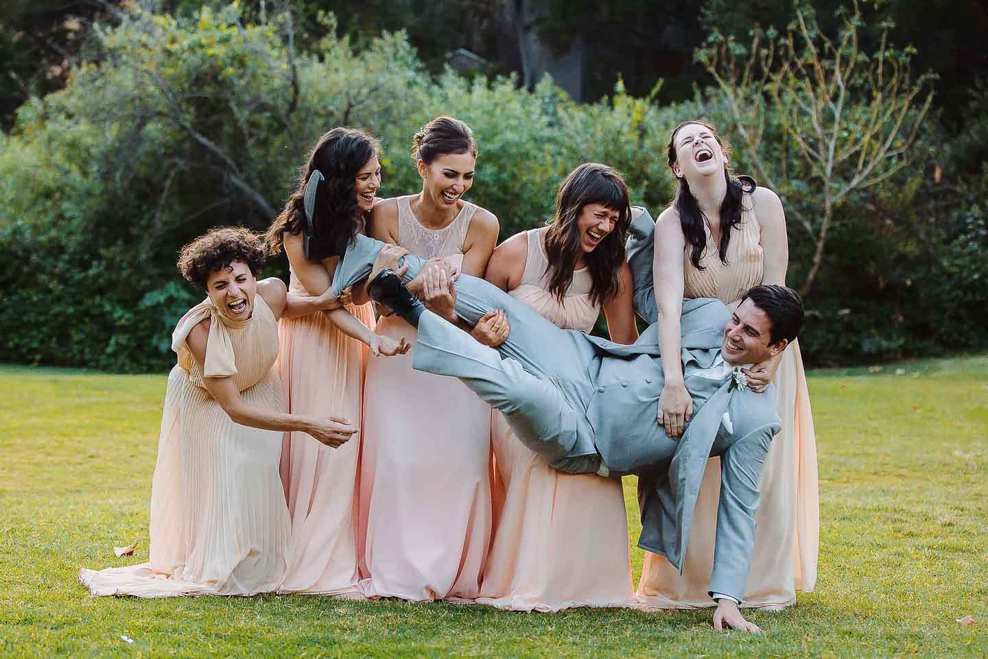 https://symboll.com/wp-content/uploads/2021/09/28-Bridal-Party-Poses2.jpg